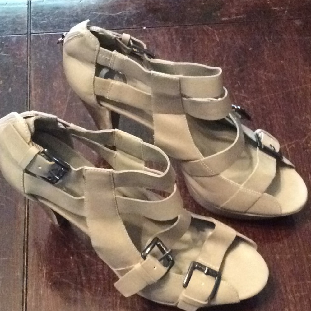 Guess heel